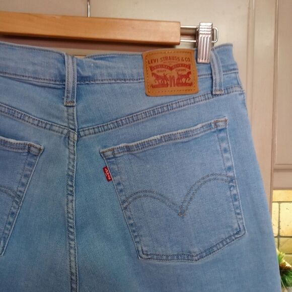 Levi's High Rise Shorts - Tribecca Scoop - Picture 10 of 10